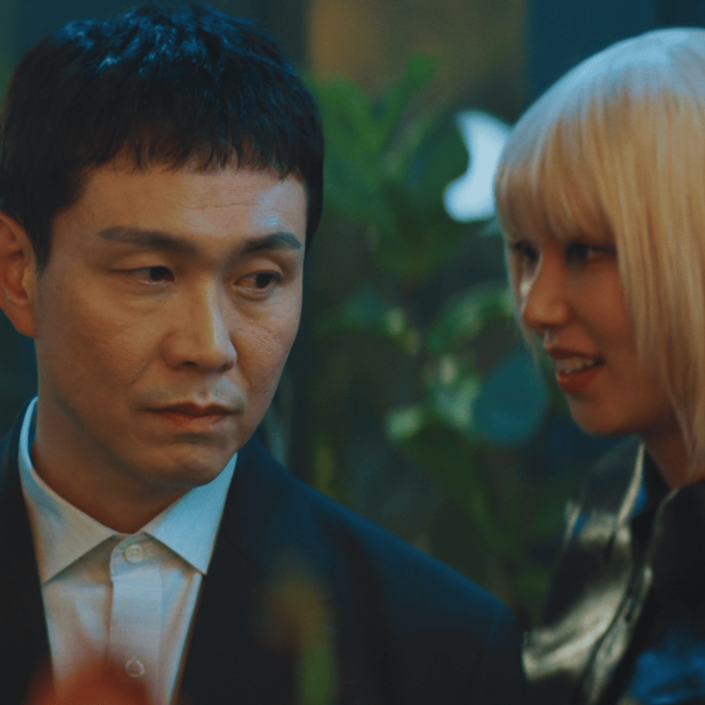 Good Boy K-drama review. Min Ju-yeong meets Kim Yeon-ha in a flower shop during a secretive, high-stakes exchange