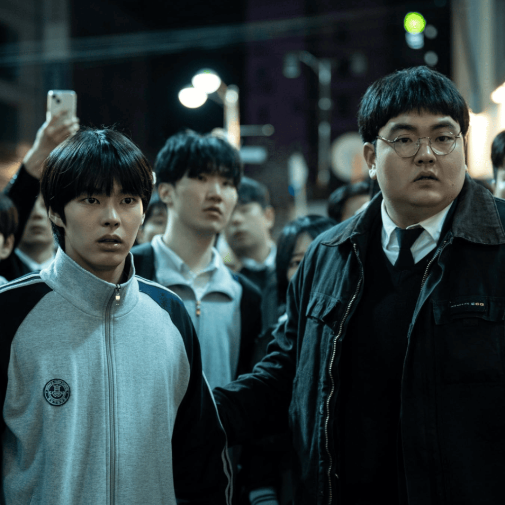 Gyu-jin and friend watching Moon Baek in Trigger K-drama Episodes 1-5 Review.