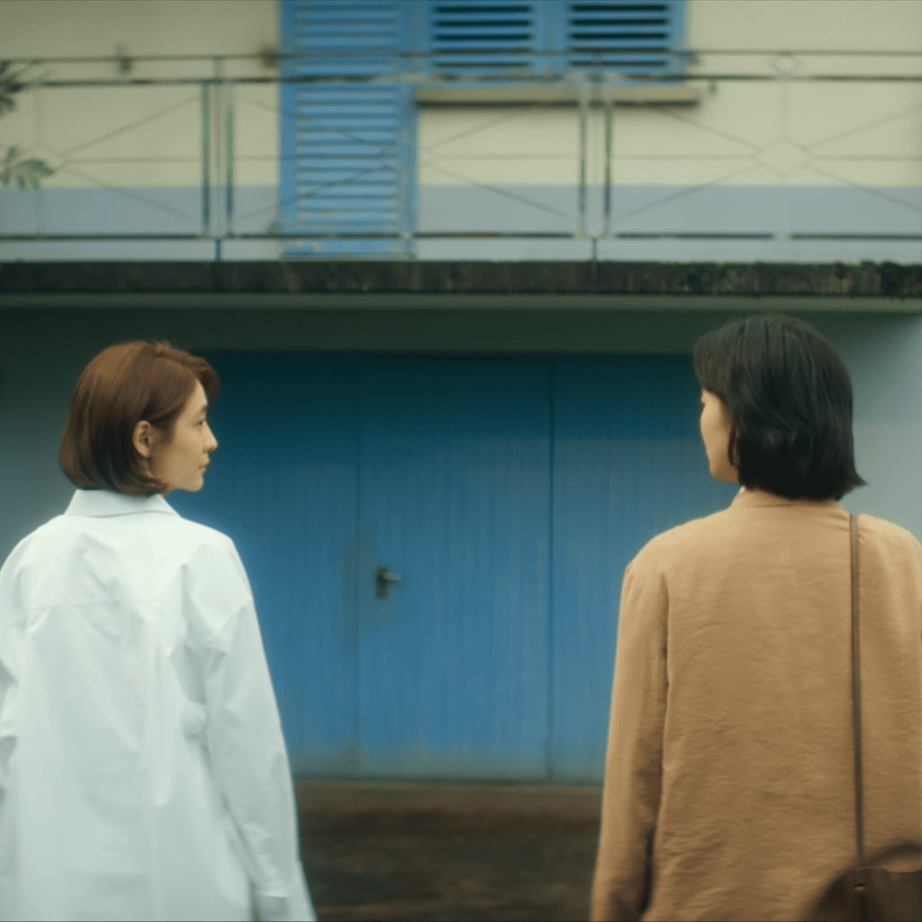 You and Everything Else Kdrama Review: Sang-yeon and Eun-jung holding hands outside the Blue House, moments before Sang-yeon chooses death.