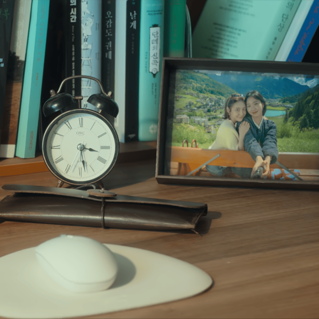 You and Everything Else Kdrama Review: Eun-jung’s desk with a final photograph of her and Sang-yeon from their time in the Swiss Alps.