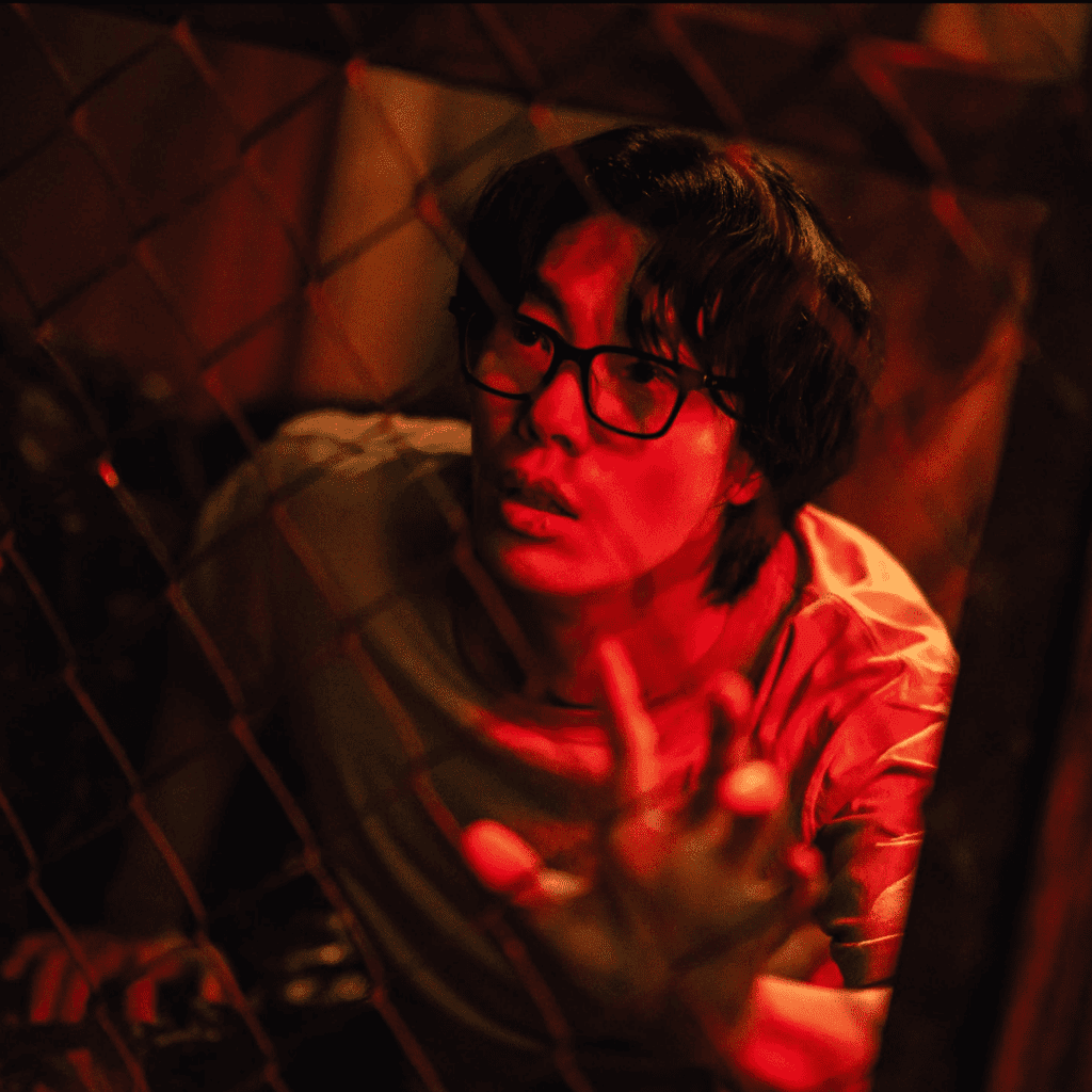 Dazed Moon-jae confronting his doppelganger in an alley scene featured in our Mousetrap K-drama review.