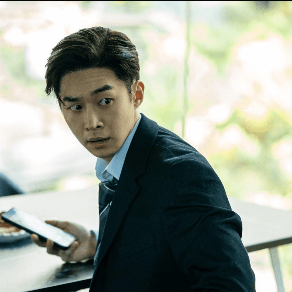 Soo-hyeon looking terrified in a coffee shop scene breakdown from our Mousetrap K-drama review.