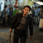No-ja chasing Moon-jae with a baseball bat in a market alley scene from our Mousetrap K-drama review.