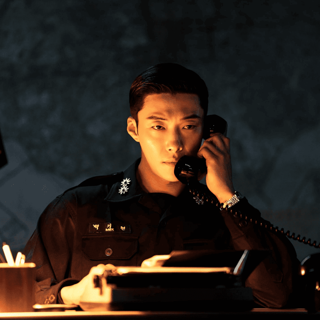 Baek Ki-hyeon in military uniform making a phone call in Made in Korea