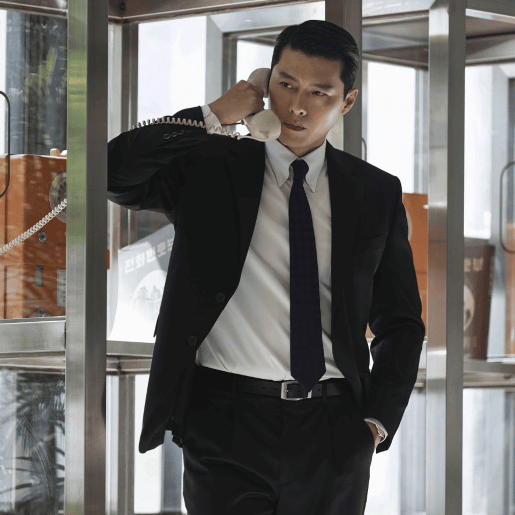 Baek Ki-tae makes a phone call in Made in Korea Season 1